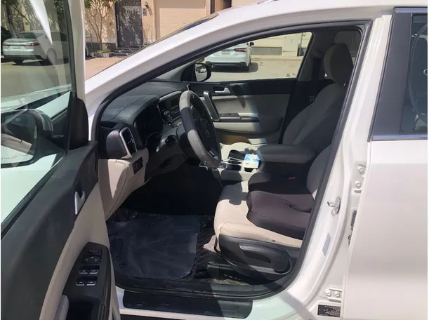 Car image 11