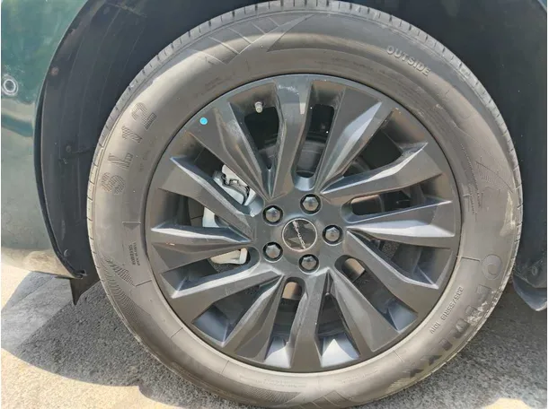 Car image 9