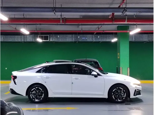Car image 4
