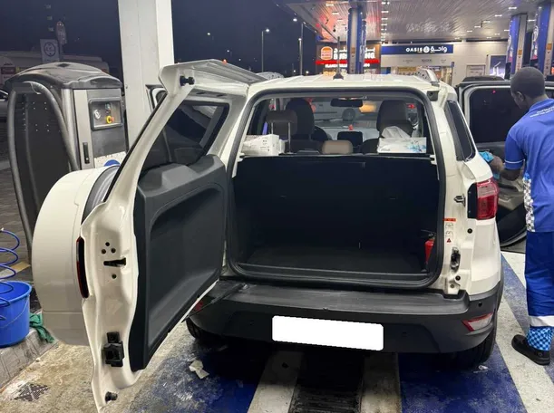 Car image 14