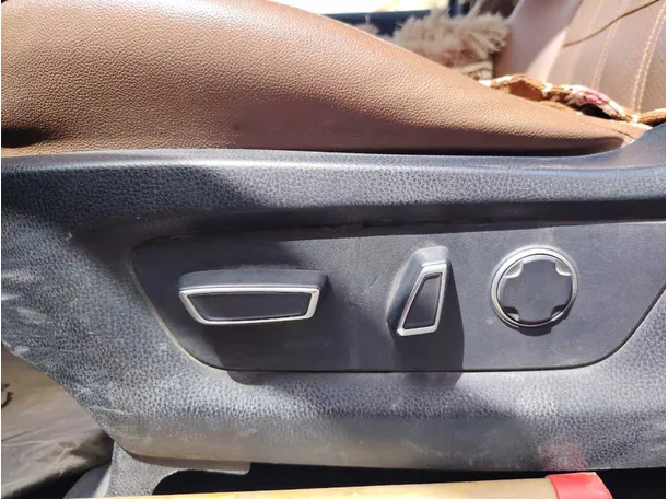 Car image 27