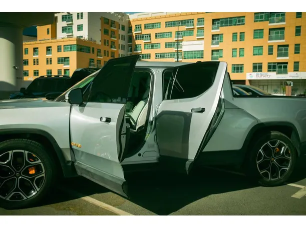 Car image 14