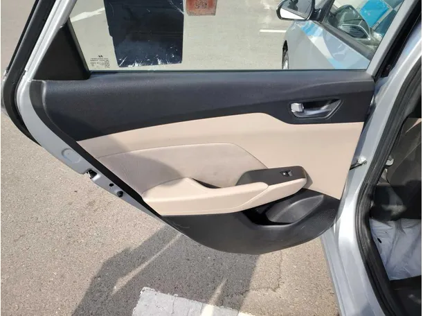 Car image 17
