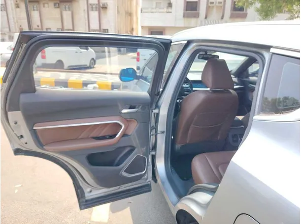 Car image 17