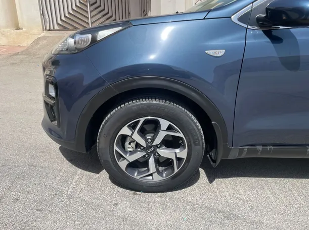 Car image 9