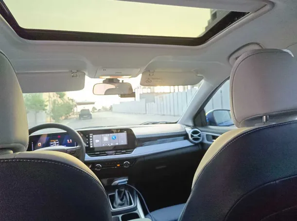 Car image 18