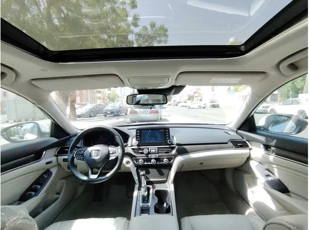 Car image 17