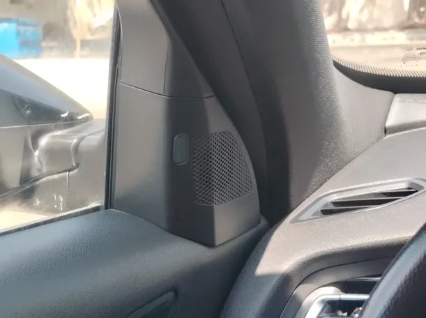 Car image 30