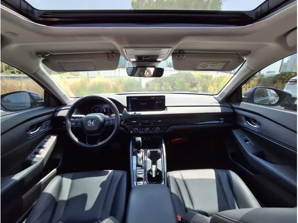Car image 14