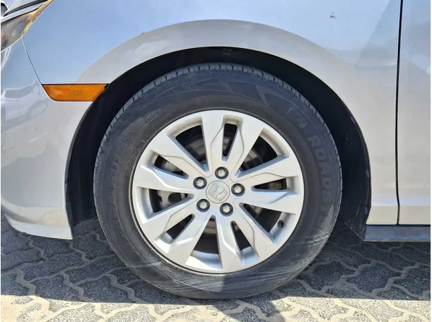 Car image 9