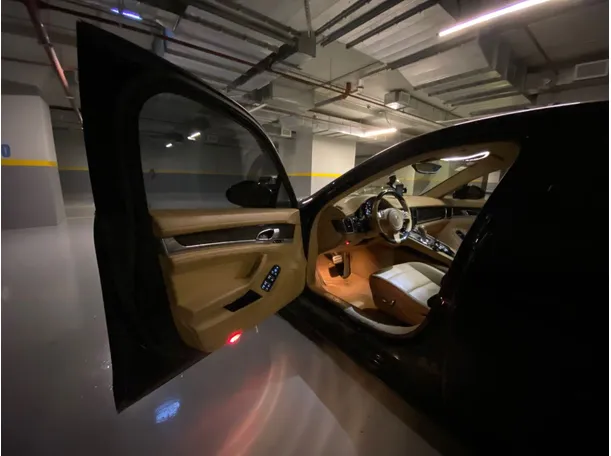 Car image 9