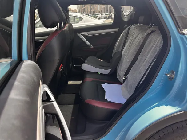 Car image 15