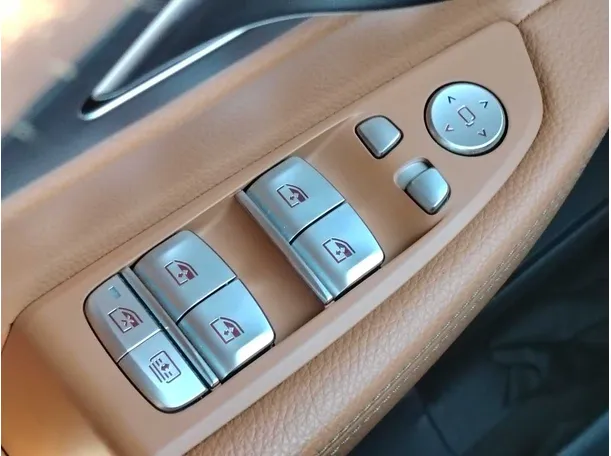 Car image 28