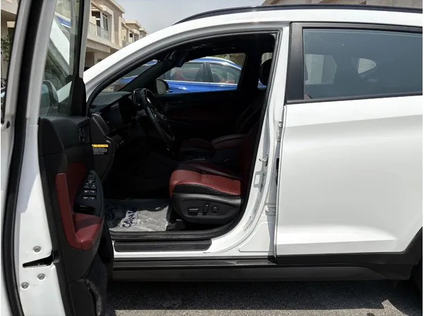 Car image 12