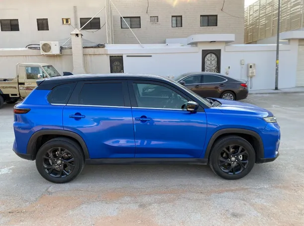 Car image 4