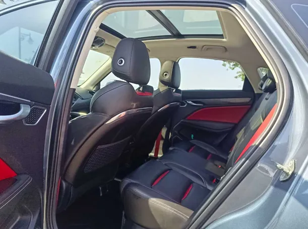 Car image 18