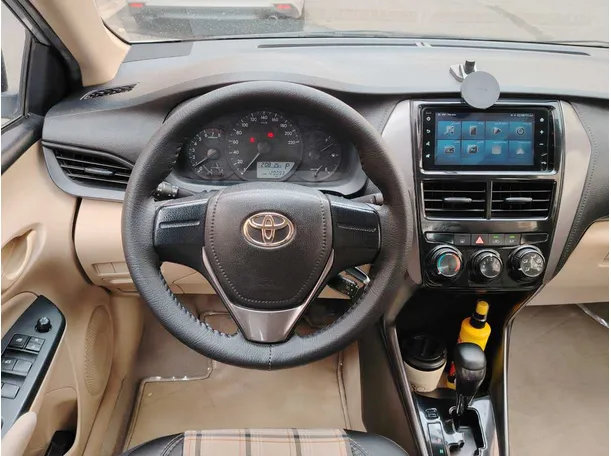 Car image 18