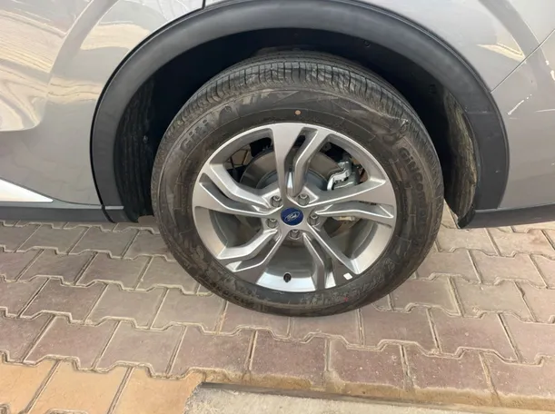 Car image 9