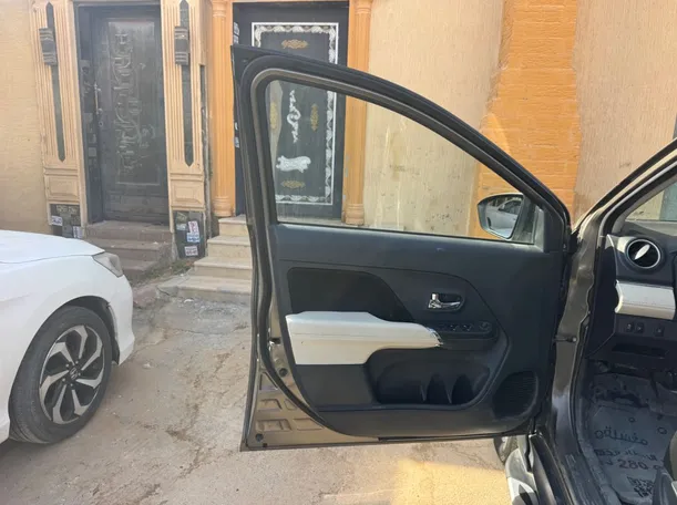 Car image 10
