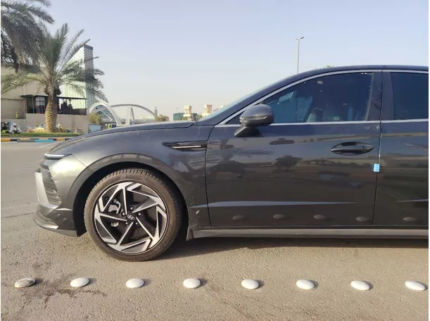 Car image 9