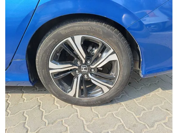 Car image 9