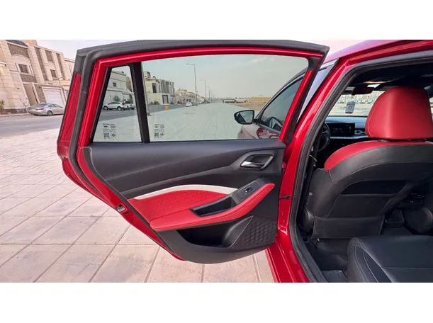 Car image 12