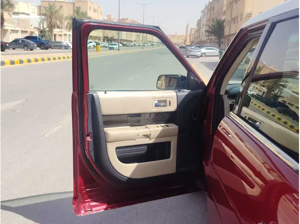Car image 12