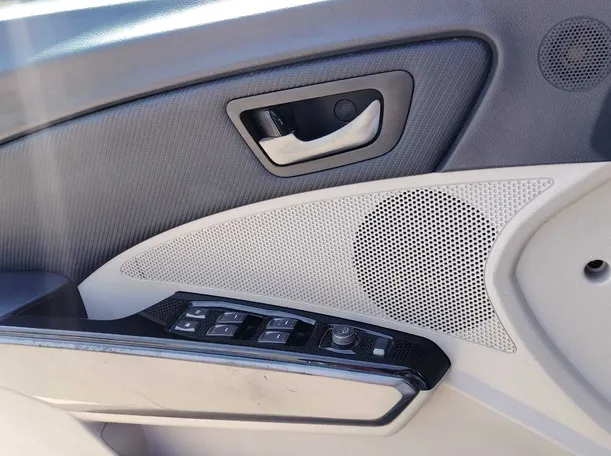 Car image 25