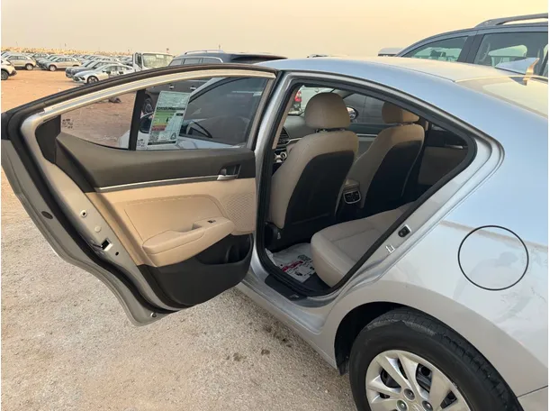Car image 12