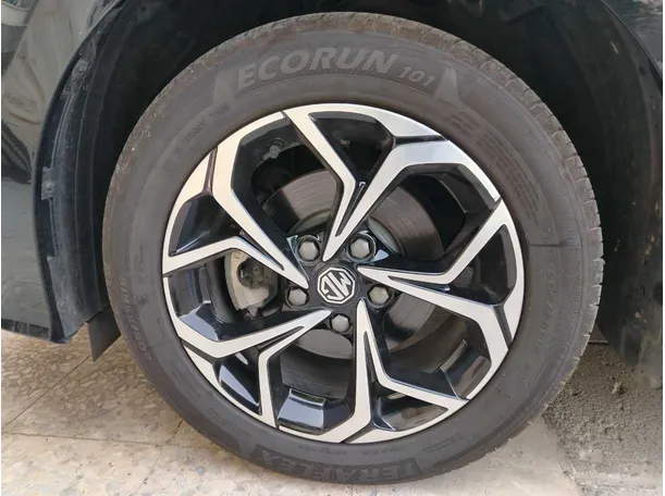 Car image 10