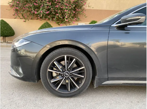 Car image 9