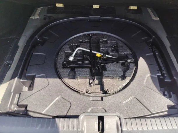 Car image 33