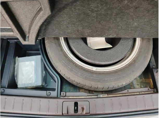 Car image 40