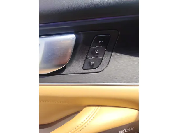 Car image 30