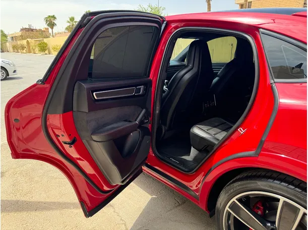Car image 12