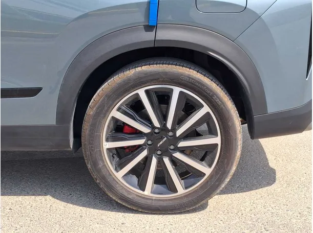 Car image 9
