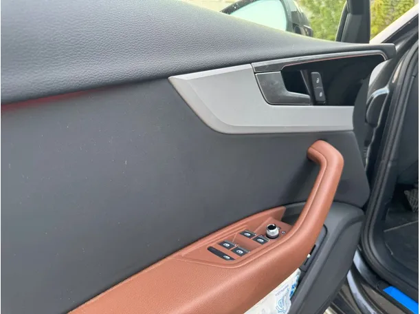 Car image 26
