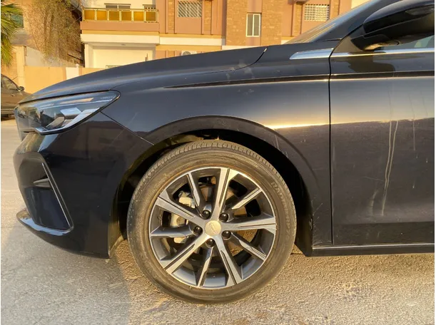 Car image 9