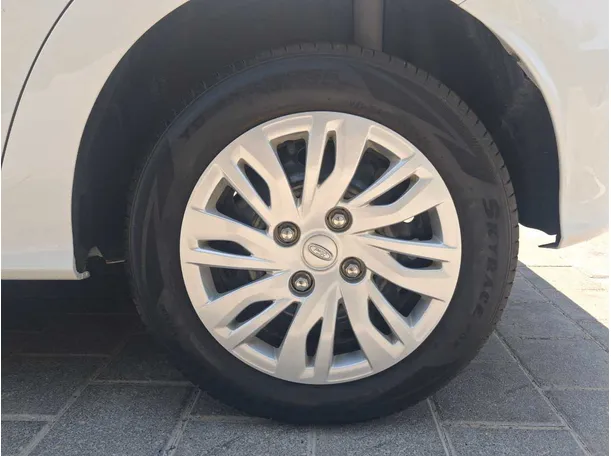 Car image 9