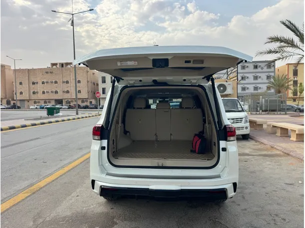 Car image 20