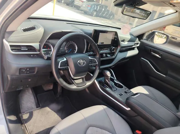 Car image 12