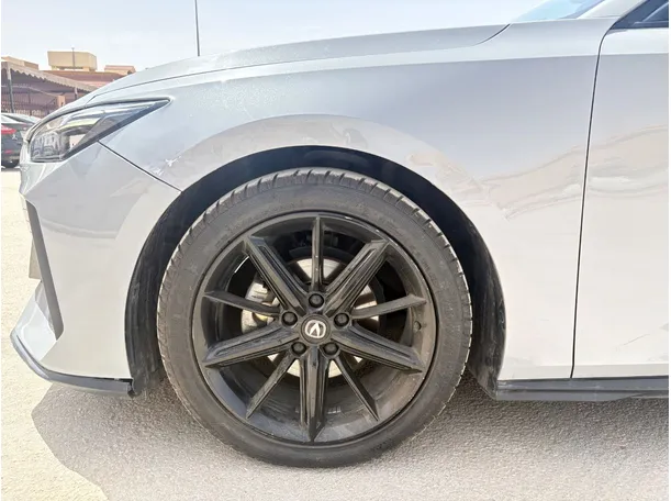 Car image 9
