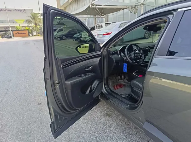 Car image 12