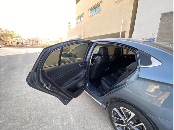 Car image 12