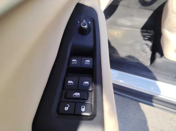 Car image 27
