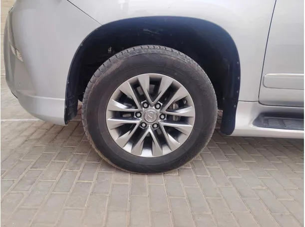 Car image 10