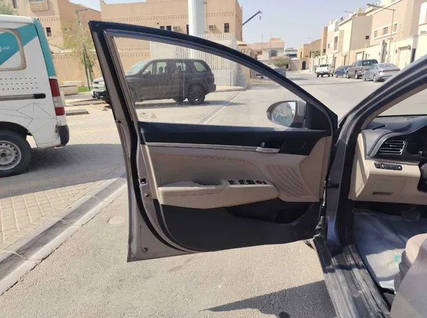 Car image 11