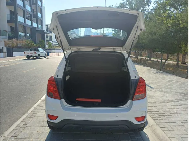 Car image 19