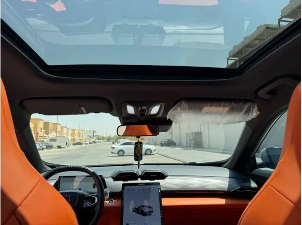 Car image 14