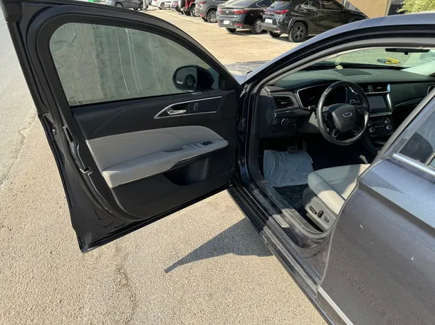 Car image 10